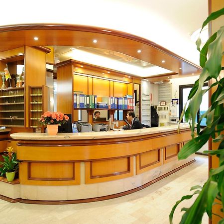 Hotel Adler อาลัสซิโอ ภายนอก รูปภาพ