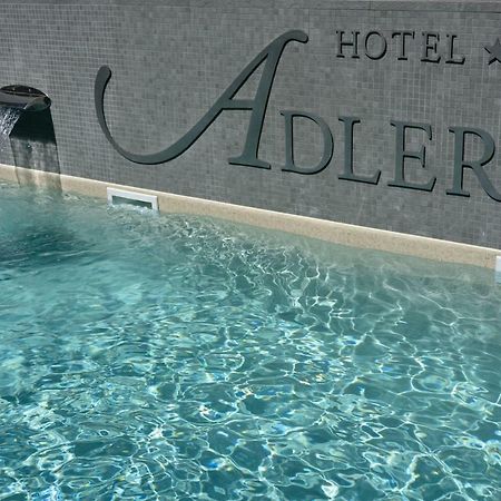 Hotel Adler อาลัสซิโอ ภายนอก รูปภาพ