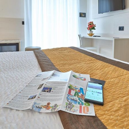 Hotel Adler อาลัสซิโอ ภายนอก รูปภาพ