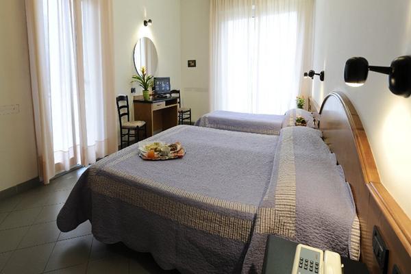 Hotel Adler อาลัสซิโอ ภายนอก รูปภาพ