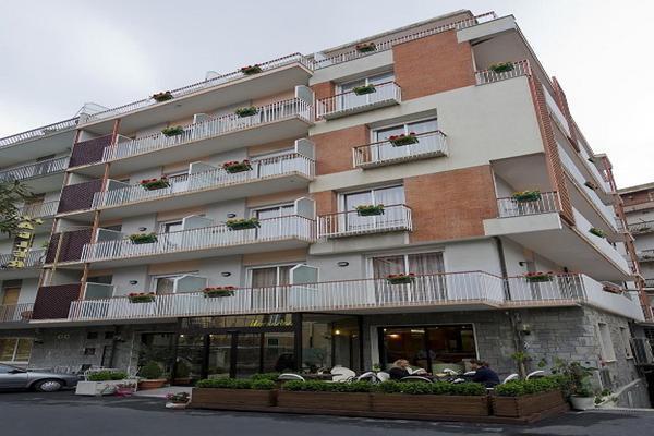 Hotel Adler อาลัสซิโอ ภายนอก รูปภาพ