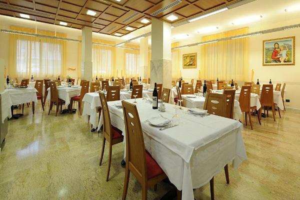 Hotel Adler อาลัสซิโอ ภายนอก รูปภาพ