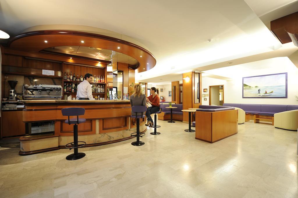 Hotel Adler อาลัสซิโอ ภายนอก รูปภาพ