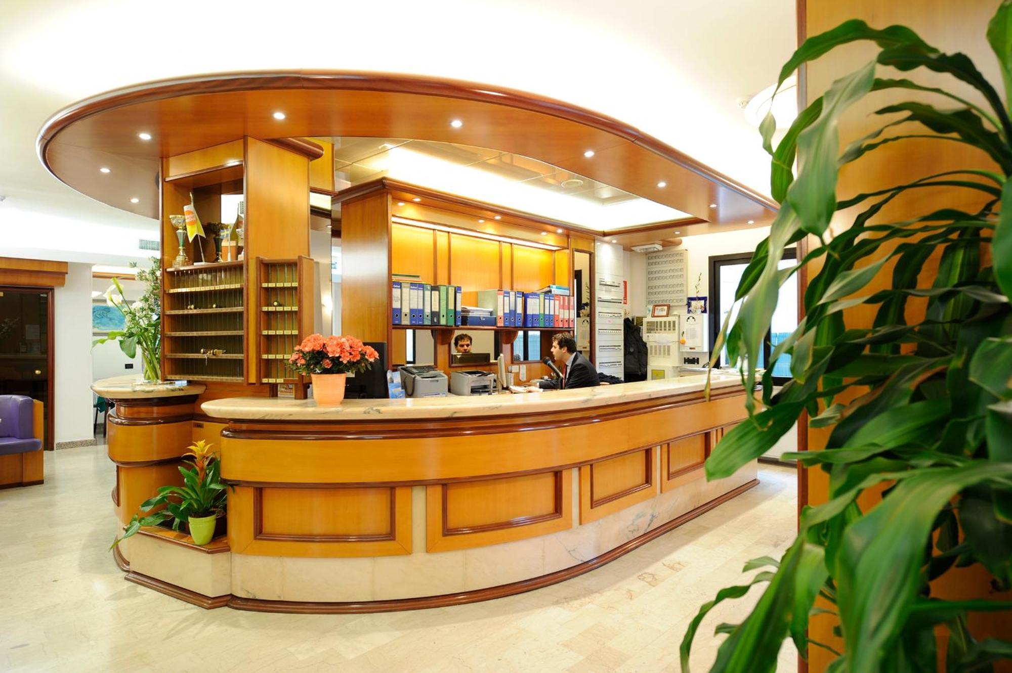 Hotel Adler อาลัสซิโอ ภายนอก รูปภาพ