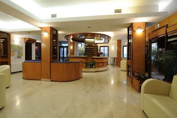 Hotel Adler อาลัสซิโอ ภายนอก รูปภาพ