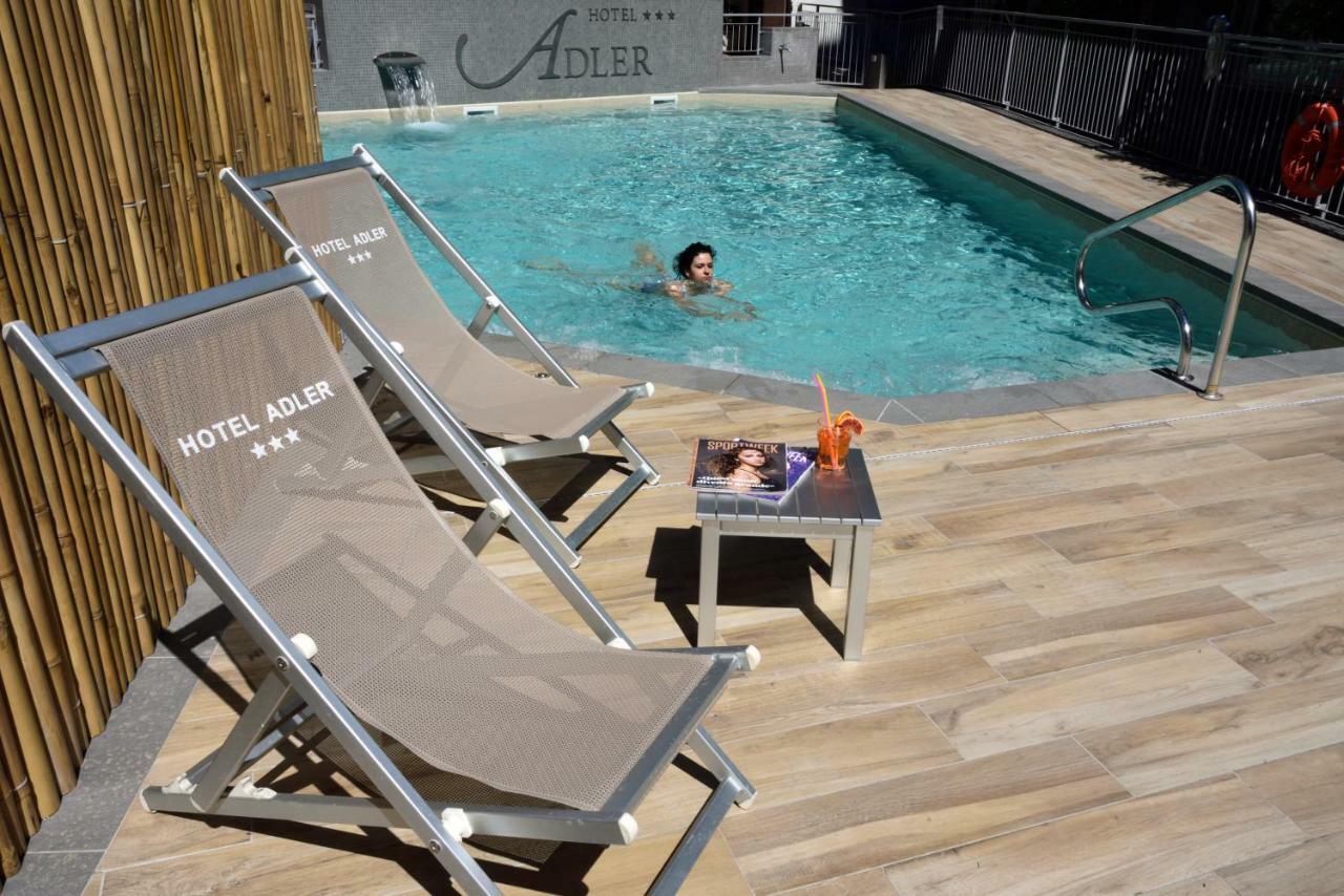 Hotel Adler อาลัสซิโอ ภายนอก รูปภาพ