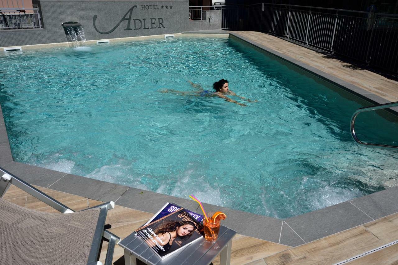 Hotel Adler อาลัสซิโอ ภายนอก รูปภาพ