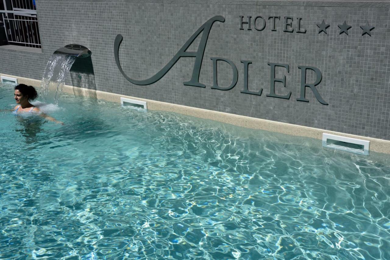 Hotel Adler อาลัสซิโอ ภายนอก รูปภาพ