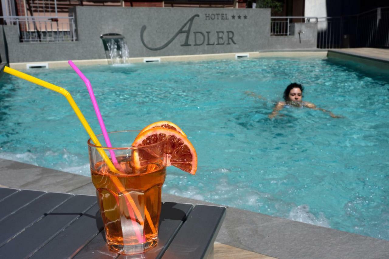 Hotel Adler อาลัสซิโอ ภายนอก รูปภาพ
