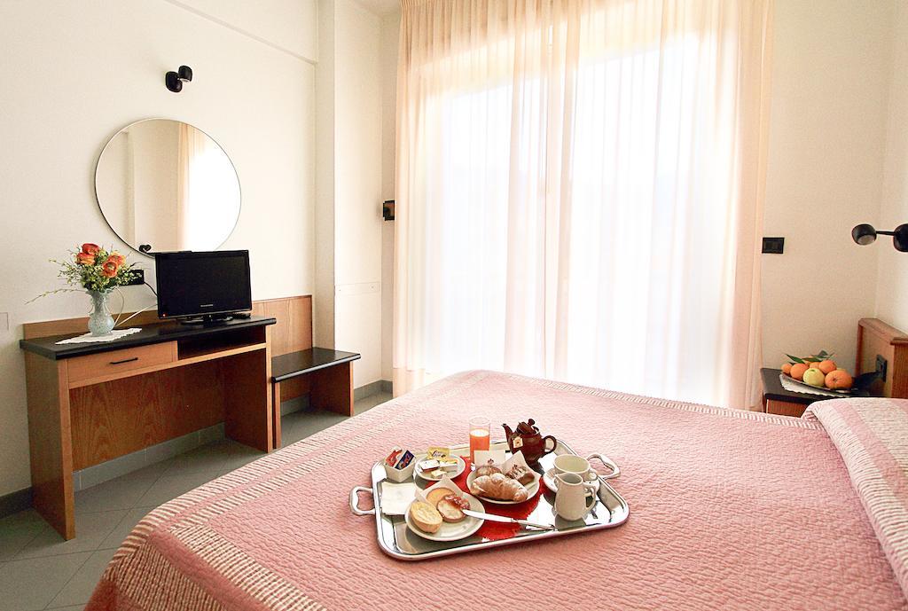 Hotel Adler อาลัสซิโอ ภายนอก รูปภาพ