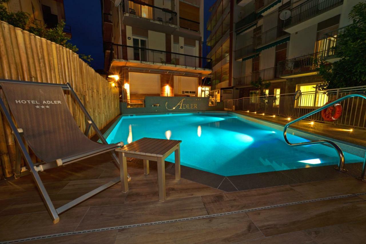 Hotel Adler อาลัสซิโอ ภายนอก รูปภาพ
