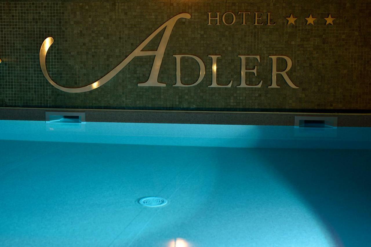 Hotel Adler อาลัสซิโอ ภายนอก รูปภาพ