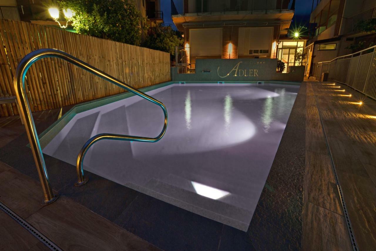 Hotel Adler อาลัสซิโอ ภายนอก รูปภาพ
