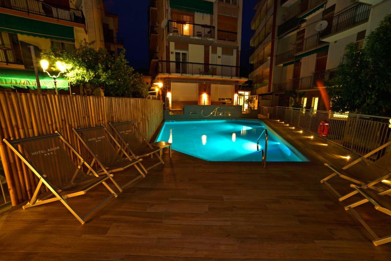 Hotel Adler อาลัสซิโอ ภายนอก รูปภาพ