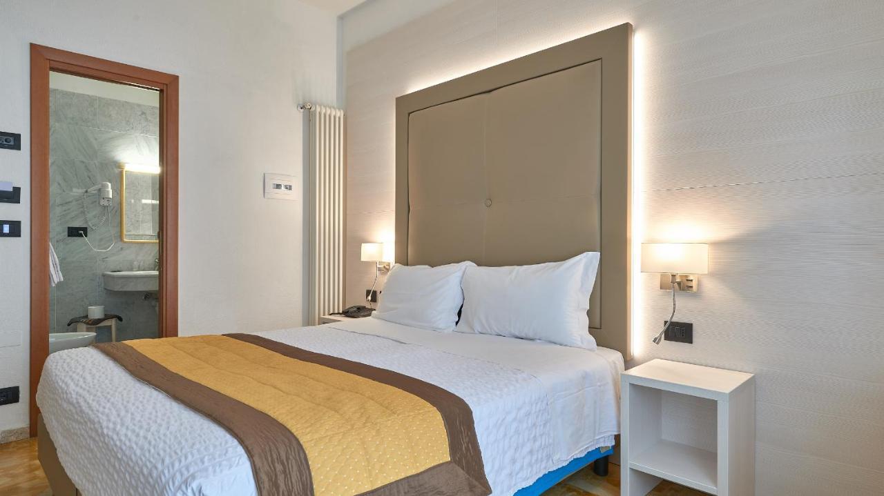 Hotel Adler อาลัสซิโอ ภายนอก รูปภาพ
