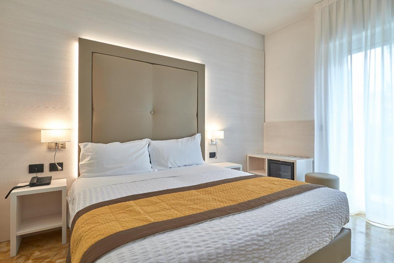 Hotel Adler อาลัสซิโอ ภายนอก รูปภาพ