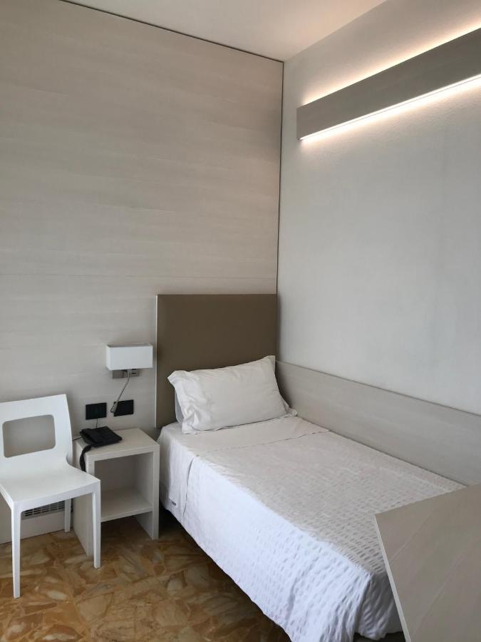 Hotel Adler อาลัสซิโอ ภายนอก รูปภาพ